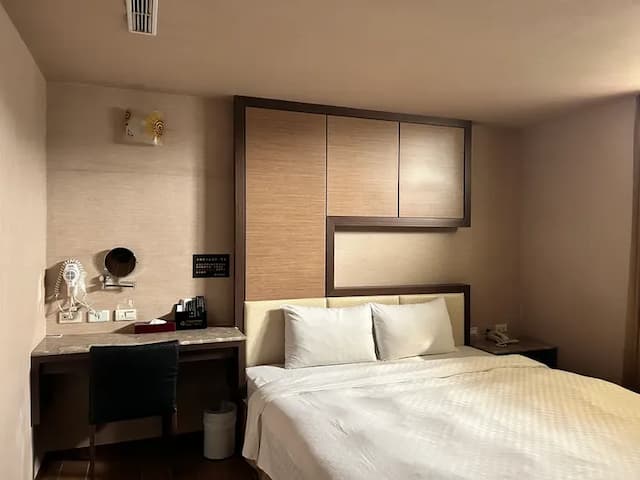 花鄉商旅 (花鄉旅館連鎖-左營店)-(B/E) 豪華客房-6