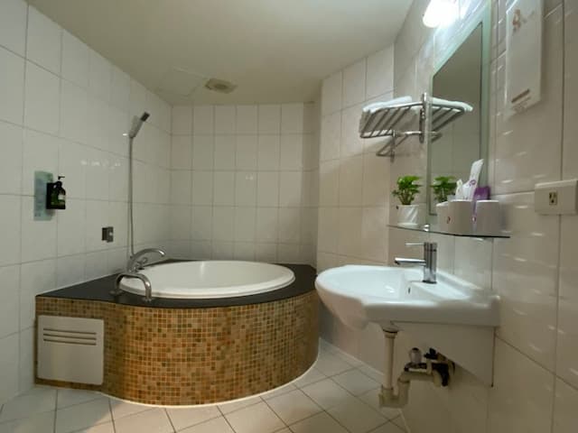 花鄉商旅 (花鄉旅館連鎖-左營店)-(B/E) 豪華客房-1