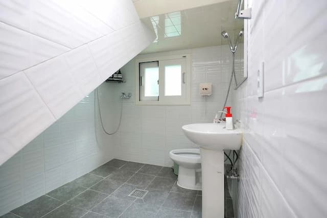 勞拉之家｜8分鐘到上水站 10分鐘到弘大商圈-10人房（ 最多10人入住，一廳四室 ）-9