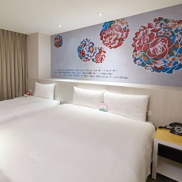 Wholesome Hotel-Standard triple room with window and bathtub-2