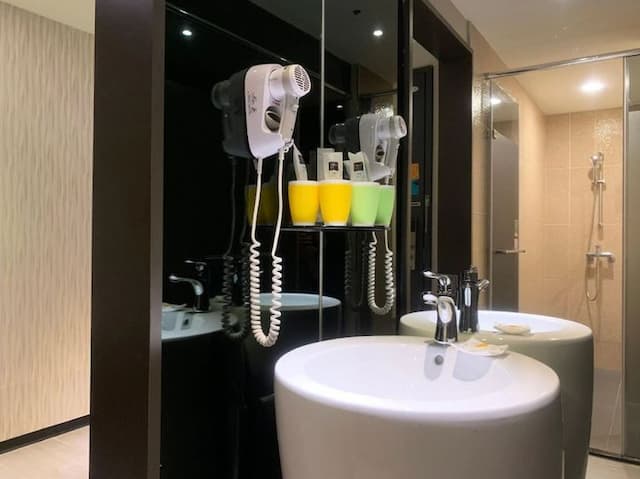Wholesome Hotel-Standard triple room with window and bathtub-6