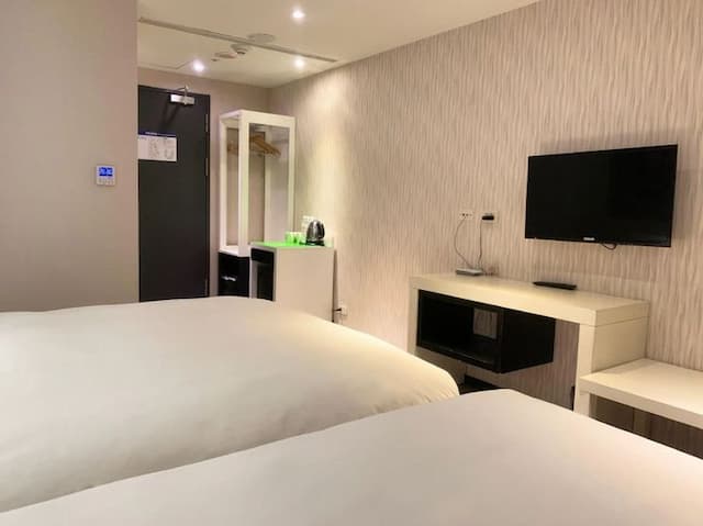 Wholesome Hotel-Standard triple room with window and bathtub-5