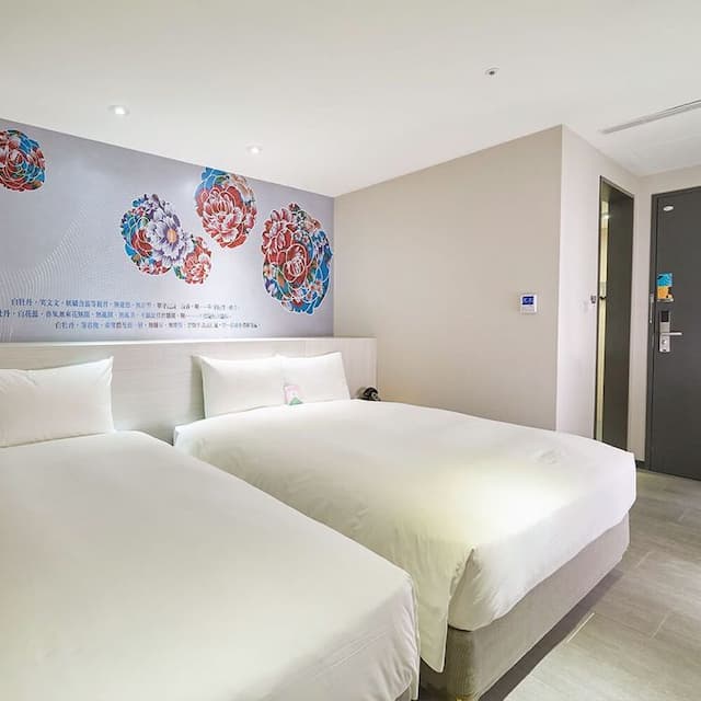 Wholesome Hotel-Standard triple room with window and bathtub-1