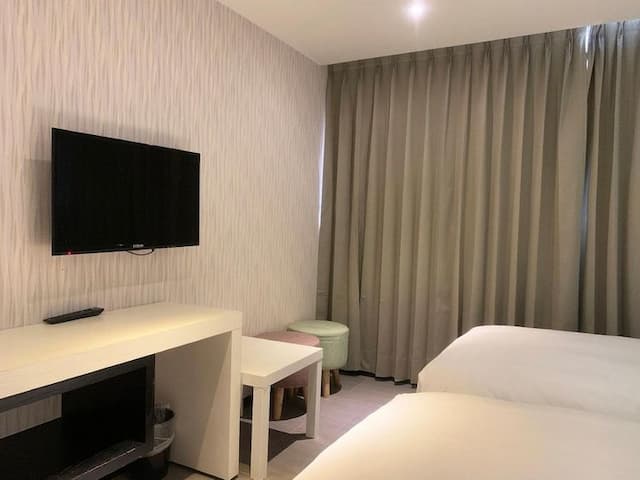 Wholesome Hotel-Standard triple room with window and bathtub-3