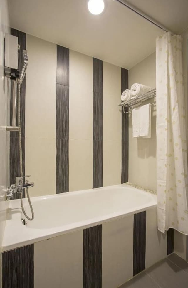 Wholesome Hotel-Standard triple room with window and bathtub-4