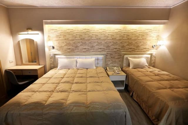 유나이트 호텔-Superior Triple Room-1