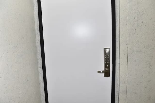 Dのドアを開けると二枚目のドアがあります