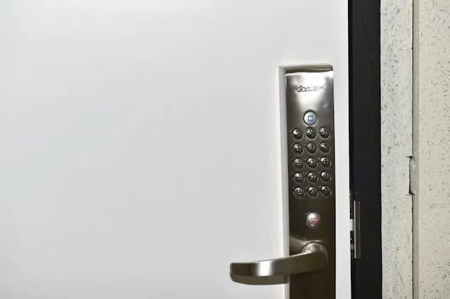 二枚目のドアはテンキー錠です