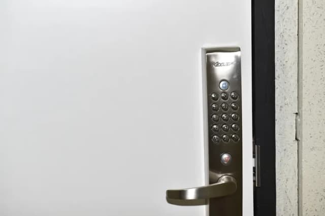 二枚目のドアはテンキー錠です