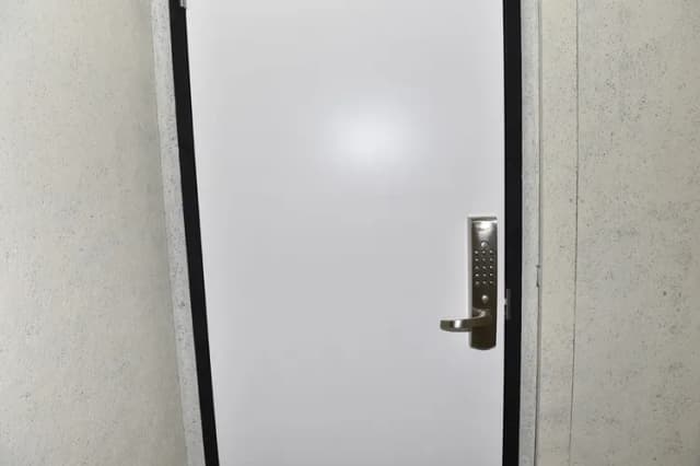 Dのドアを開けると二枚目のドアがあります