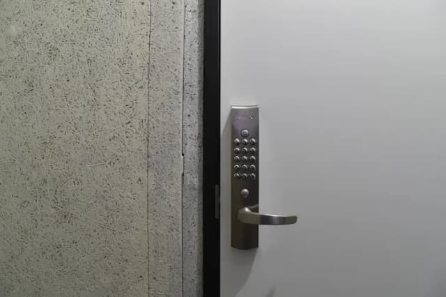 ２枚目のドアはテンキー錠です