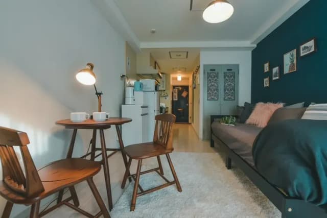 キッチンの隣にはカトラリーを入れる台、その下はゴミ箱です。