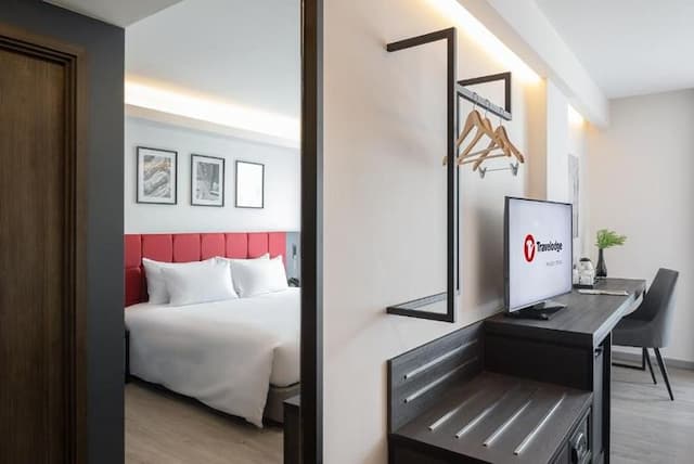 Travelodge Phuket Town-Standard Pool View (Room with breakfast)-3