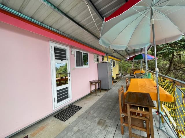 寢具/枕頭/棉被需自備，此區為全木棧板地，不可攜帶寵物、升營火、禁菸