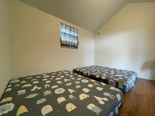 寢具/枕頭/棉被需自備，此區為全木棧板地，不可攜帶寵物、升營火、禁菸