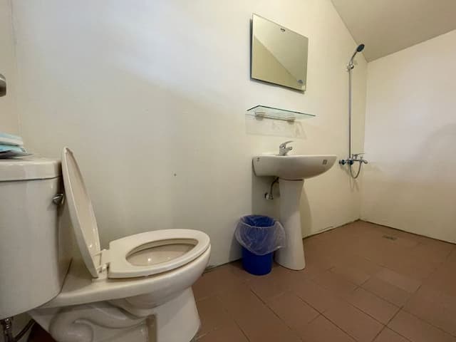 寢具/枕頭/棉被需自備，此區為全木棧板地，不可攜帶寵物、升營火、禁菸