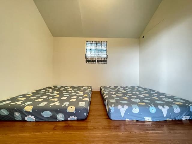 寢具/枕頭/棉被需自備，此區為全木棧板地，不可攜帶寵物、升營火、禁菸