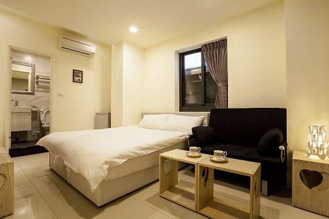 卡司小宿-緊鄰逢甲夜市-典雅雙人房(請先詢問車位問題)-2