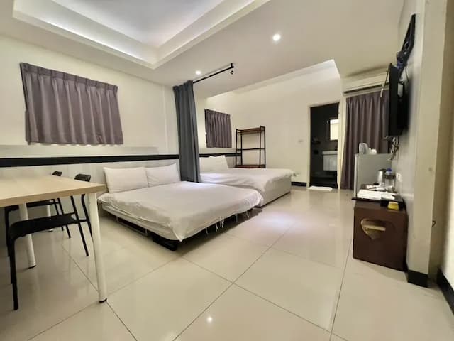 卡司小宿-緊鄰逢甲夜市-雅致雙床房(請先詢問停車問題)-1