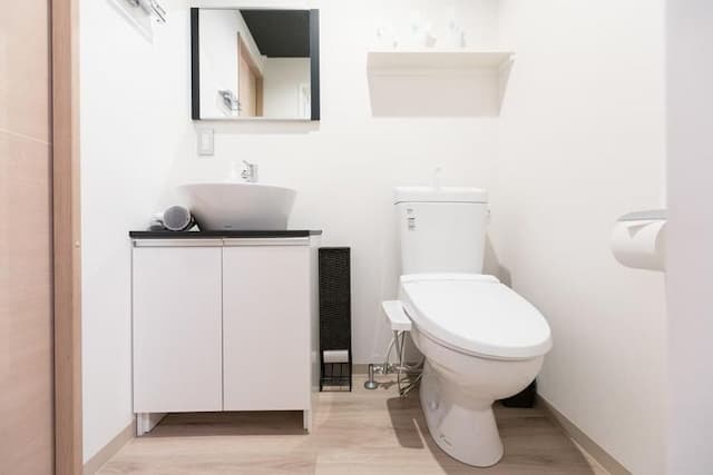 The toilet is equipped with a washlet and can be used cleanly.