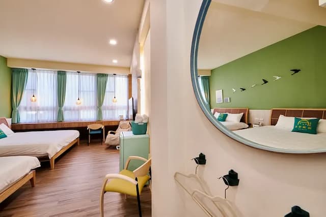 Warmday Homestel-Quadruple Room with Remote Massage Chair-3