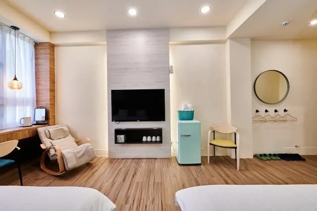 Warmday Homestel-Quadruple Room with Remote Massage Chair-2