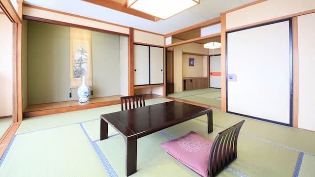 Japanese-style room with two rooms / Japanese-style room with a spacious and open feeling with the next room