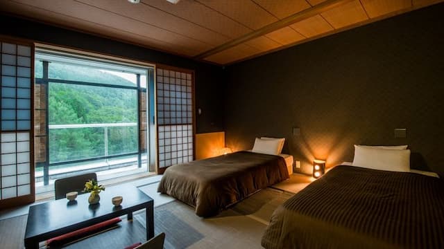 [Guest room with semi-open-air bath] A relaxing space with a bed installed in a Japanese-style room with 8 tatami mats. Enjoy an aroma bath in the guest room open-air bath.