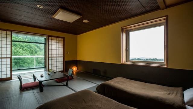 [Guest room with semi-open-air bath] A relaxing space with a bed installed in a Japanese-style room with 10 tatami mats. The bath is Hinoki no Yu