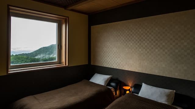 [Guest room with semi-open-air bath] A relaxing space with a bed installed in a Japanese-style room with 10 tatami mats. Enjoy an aroma bath in the guest room open-air bath.