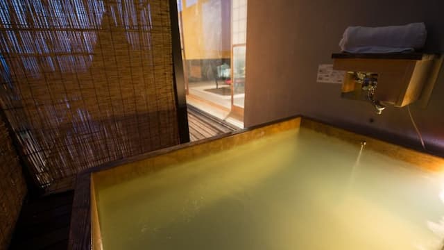 [Guest room with semi-open-air bath] In the guest room open-air bath, you can enjoy the original aroma bath while feeling the wind of Zao.