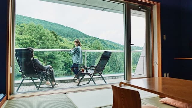[Japanese and Western rooms with balconies] Garden chairs are installed on the spacious balconies. You can enjoy the scenery and the wind of the plateau.