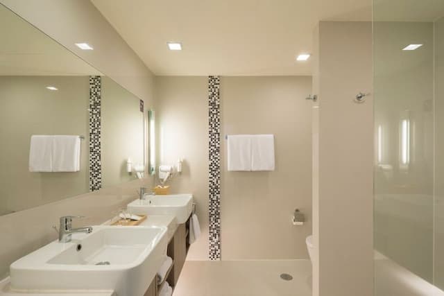 Travelodge Pattaya (SHA Plus+)-Deluxe ( Room with breakfast)-4