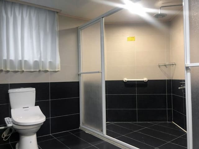 유나이트 호텔-Deluxe Quadruple Suite-4