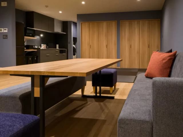 【スタンダードファミリールーム】ソファーとテーブル