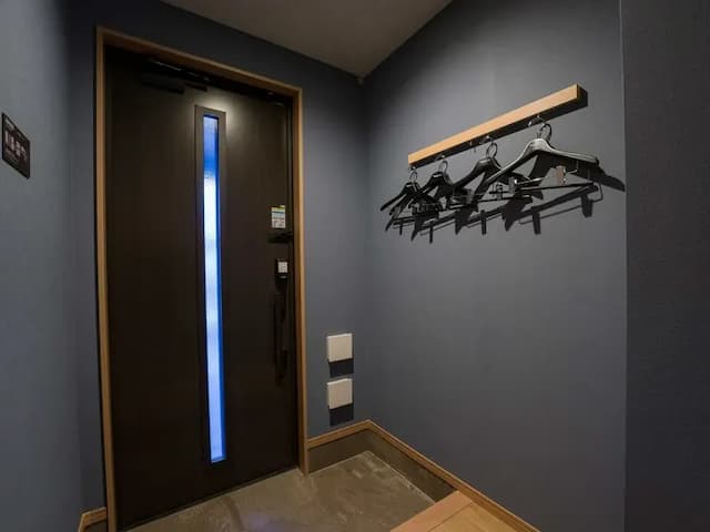 【スタンダードファミリールーム】玄関・ハンガーフック