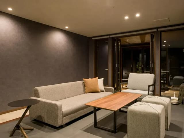 【ペット可・スタンダードルーム】リビングエリアと夜のテラス