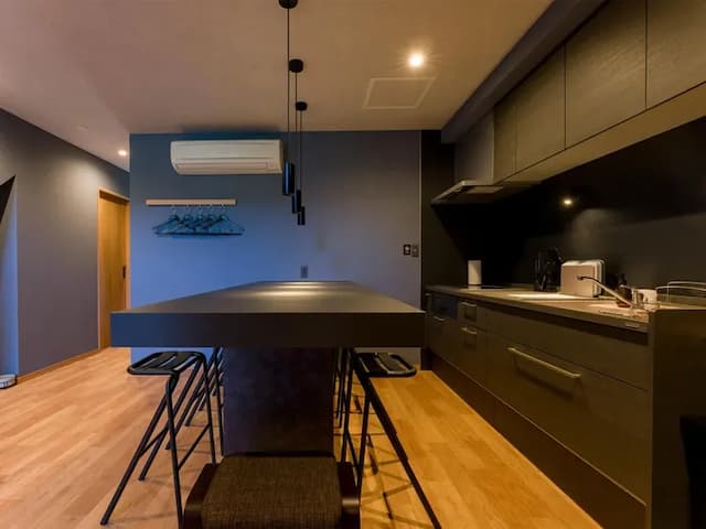 【ペット可・一棟貸ヴィラ】キッチンエリアとハイテーブル