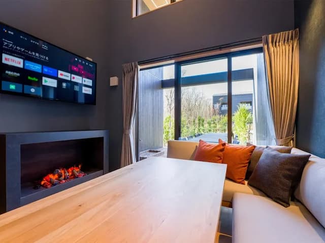 【ペット可・一棟貸ヴィラ】暖炉とスマートTVのあるリビングエリア