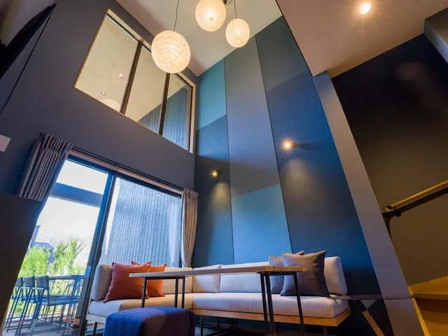 【ペット可・一棟貸ヴィラ】開放的な吹き抜けリビング