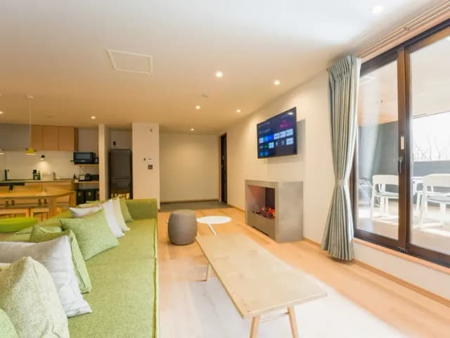 【露天ジャグジー付ルーム】リビングのソファ