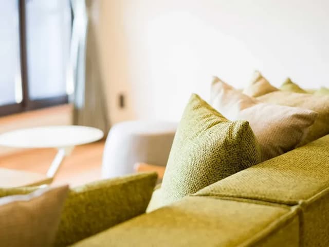 【露天ジャグジー付ルーム】リビングのソファ