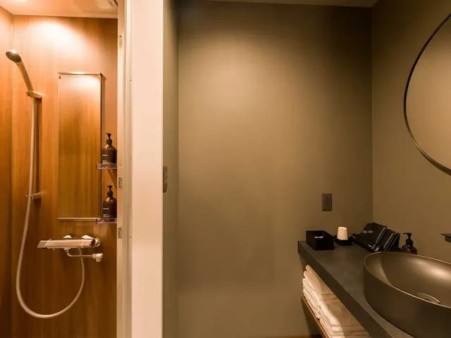 【一棟貸ヴィラ】シャワーブースと洗面台