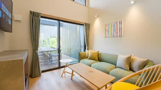 【料理好きのためのヴィラ】リビングエリアのソファとチェア