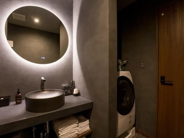 【一棟貸ヴィラ】洗面エリアとドラム式洗濯機