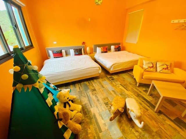 Childlike Garden Nantou Puli B&B-African Sunset Quadruple Room-1
