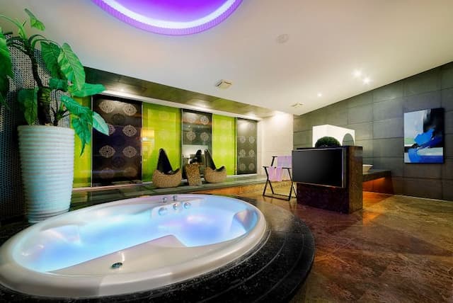 Lake Mountain View Inn-Luxury Double Room - Attached Garage-4