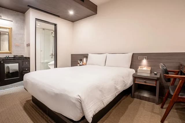 夢樓旅店-精緻雙人房(無窗)-3