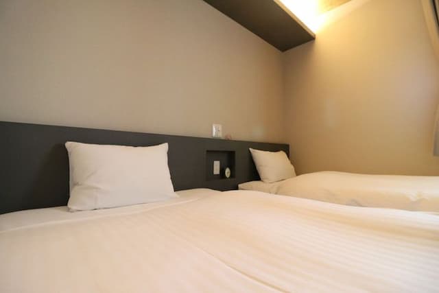 緩慢村飯店｜附早餐/附設停車位/近荻生站-高級雙床房【不挑房，附早餐+咖啡】-2