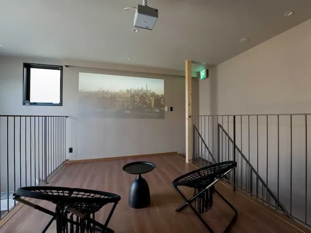 【D棟】プロジェクター完備のシアタースペース（投影一例）